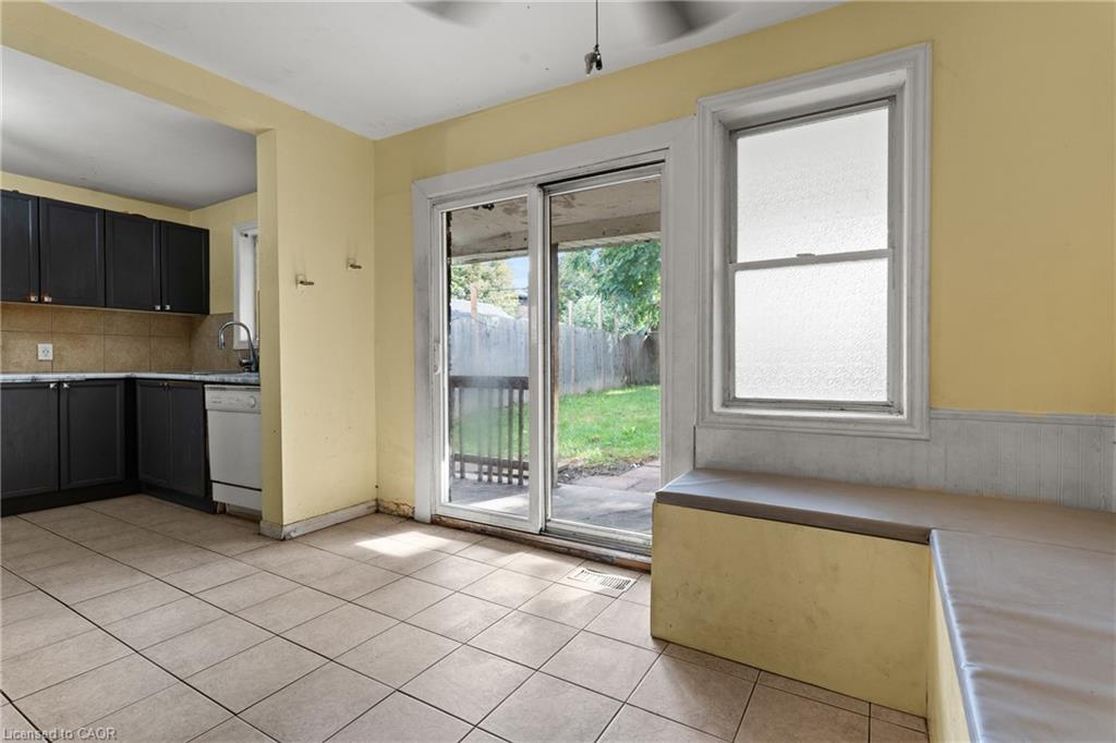 40 Rosemont Avenue, Hamilton, ON - Indoor Photo Showing Kitchen