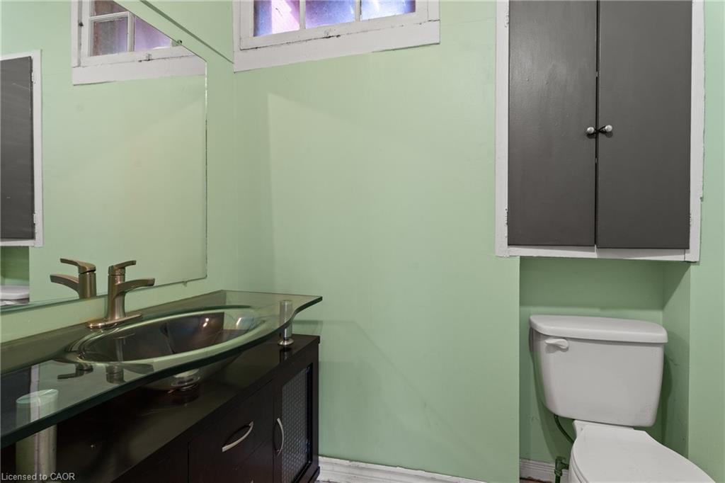 40 Rosemont Avenue, Hamilton, ON - Indoor Photo Showing Bathroom