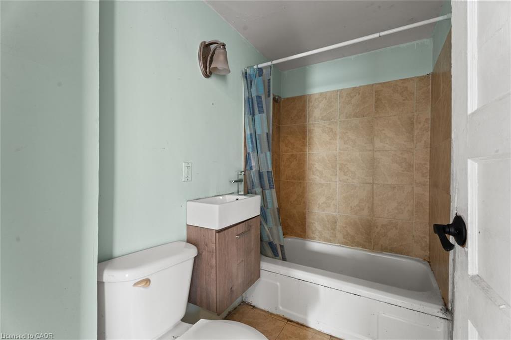 40 Rosemont Avenue, Hamilton, ON - Indoor Photo Showing Bathroom