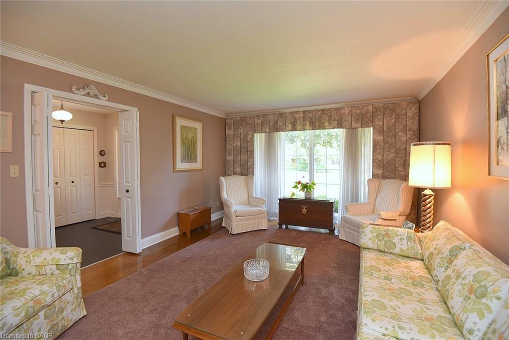 142 Marigold Court, Ancaster, ON - Indoor Photo Showing Living Room