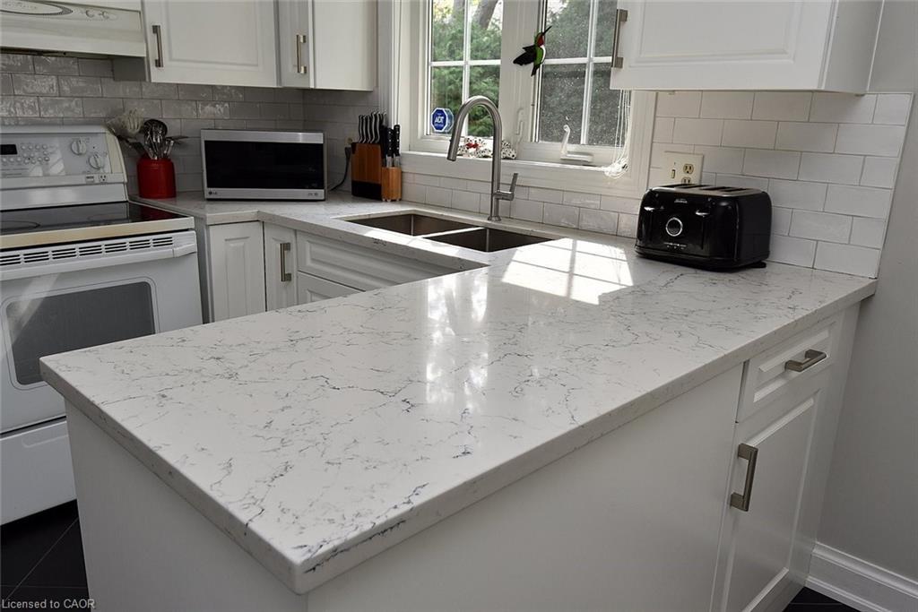 142 Marigold Court, Ancaster, ON - Indoor Photo Showing Kitchen With Double Sink