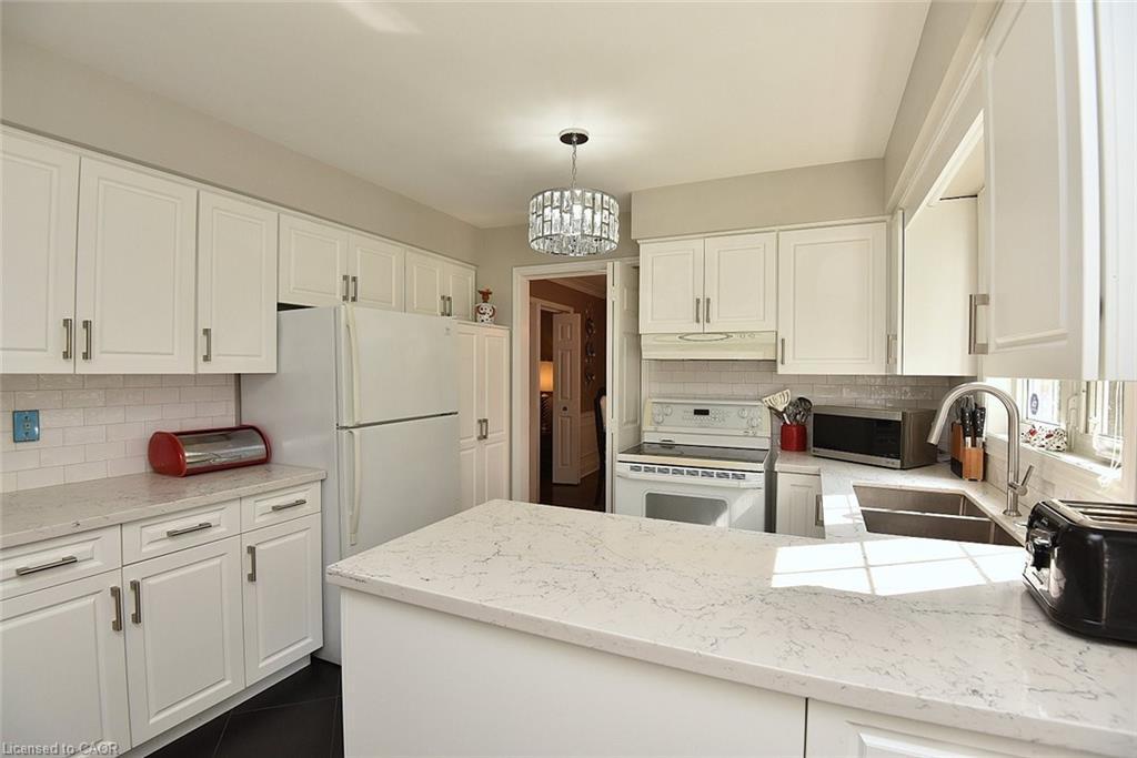 142 Marigold Court, Ancaster, ON - Indoor Photo Showing Kitchen With Double Sink