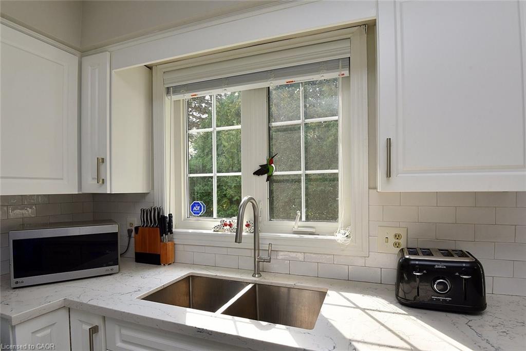 142 Marigold Court, Ancaster, ON - Indoor Photo Showing Kitchen With Double Sink