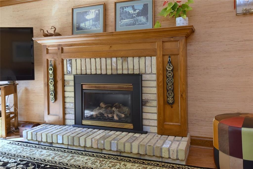 142 Marigold Court, Ancaster, ON - Indoor Photo Showing Living Room With Fireplace