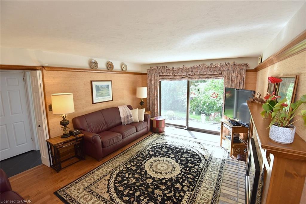 142 Marigold Court, Ancaster, ON - Indoor Photo Showing Living Room