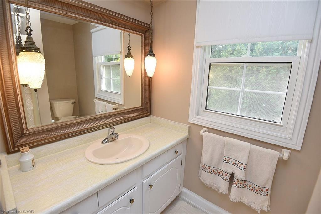 142 Marigold Court, Ancaster, ON - Indoor Photo Showing Bathroom