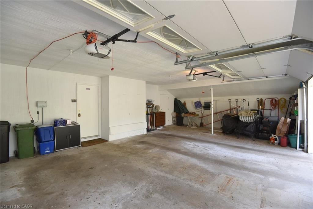 142 Marigold Court, Ancaster, ON - Indoor Photo Showing Garage