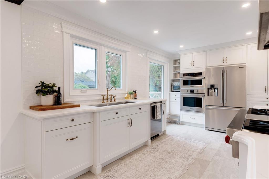4190 Spruce Avenue, Burlington, ON - Indoor Photo Showing Kitchen