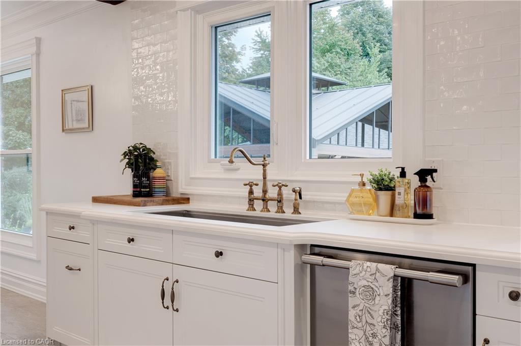 4190 Spruce Avenue, Burlington, ON - Indoor