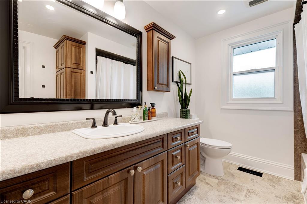 4190 Spruce Avenue, Burlington, ON - Indoor Photo Showing Bathroom