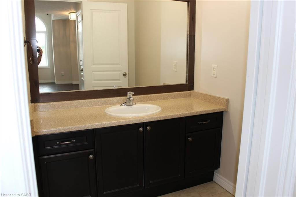 27 Waterbridge Street, Stoney Creek, ON - Indoor Photo Showing Bathroom