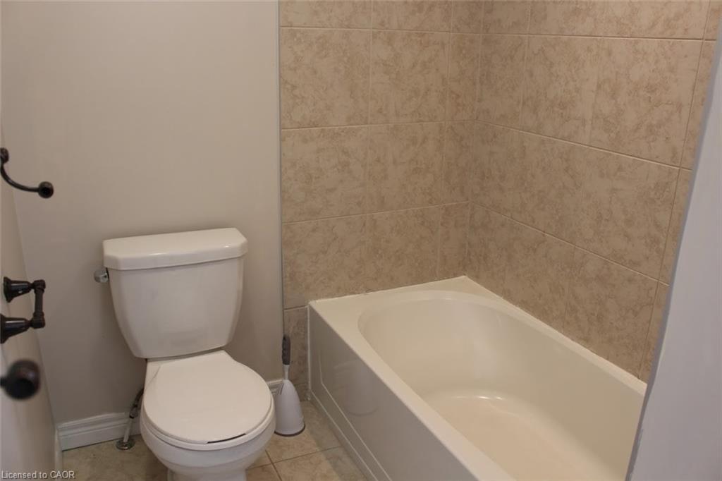 27 Waterbridge Street, Stoney Creek, ON - Indoor Photo Showing Bathroom