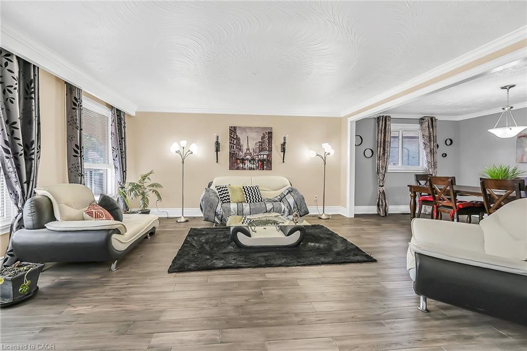 28 Tara Court, Hamilton, ON - Indoor Photo Showing Living Room