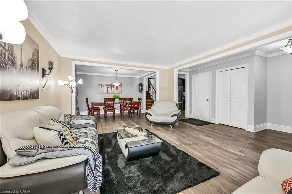 28 Tara Court, Hamilton, ON - Indoor Photo Showing Living Room