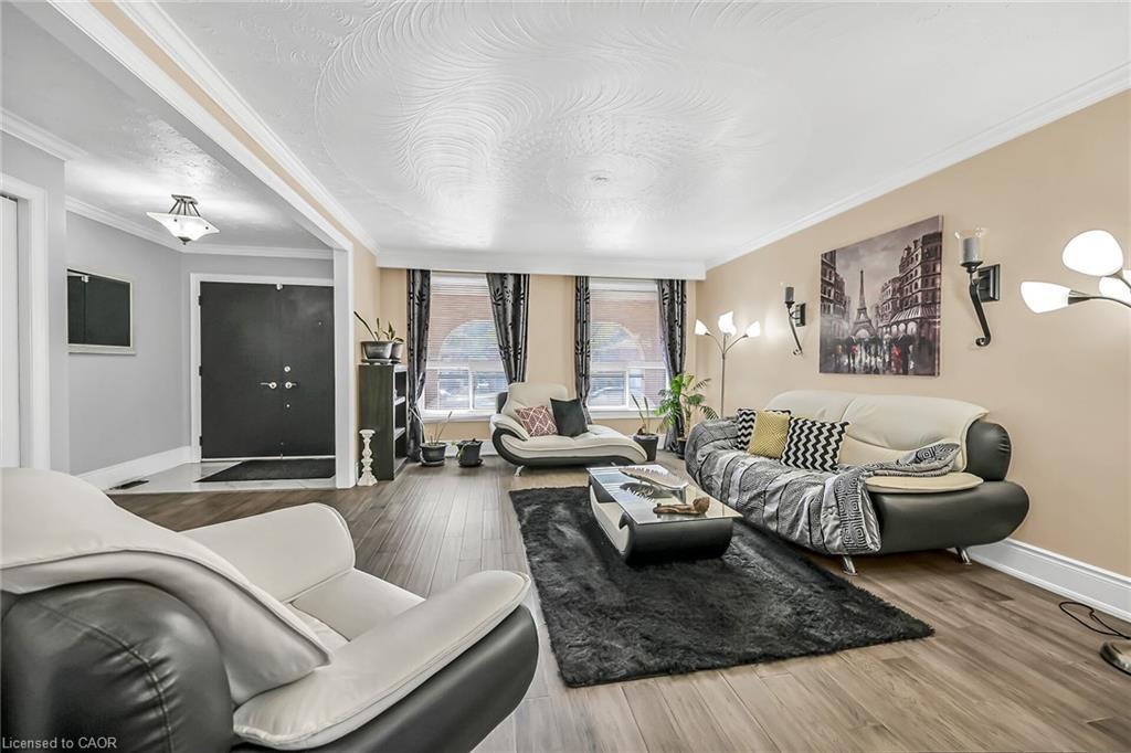 28 Tara Court, Hamilton, ON - Indoor Photo Showing Living Room