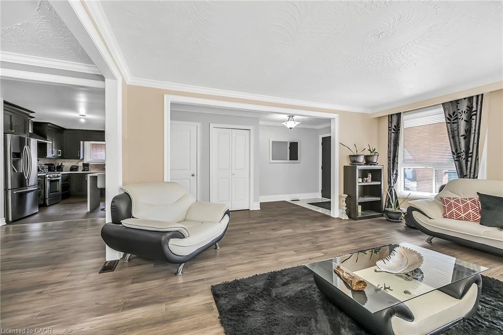 28 Tara Court, Hamilton, ON - Indoor Photo Showing Living Room