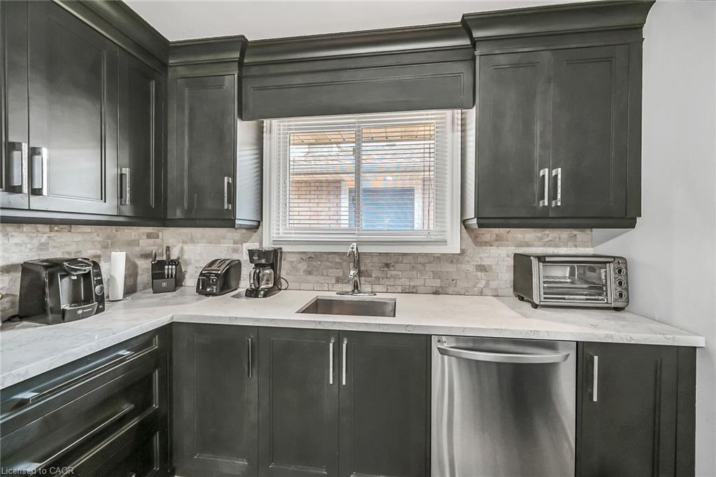 28 Tara Court, Hamilton, ON - Indoor Photo Showing Kitchen