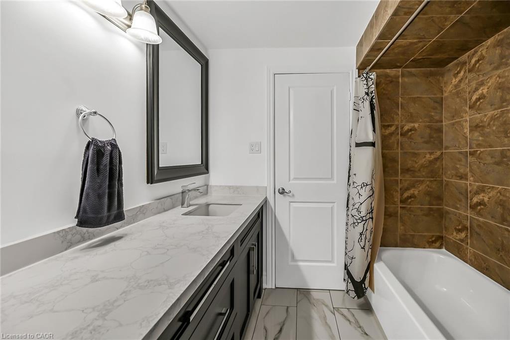 28 Tara Court, Hamilton, ON - Indoor Photo Showing Bathroom