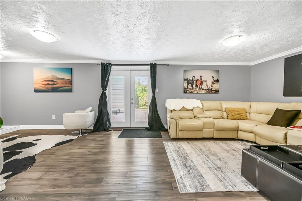 28 Tara Court, Hamilton, ON - Indoor Photo Showing Living Room