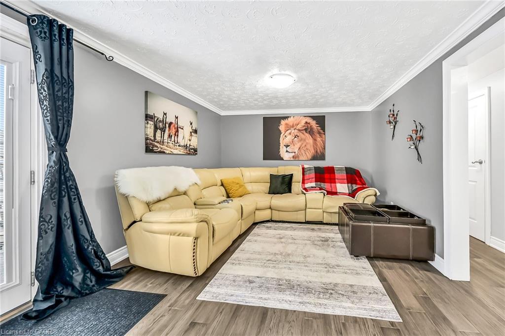 28 Tara Court, Hamilton, ON - Indoor Photo Showing Living Room