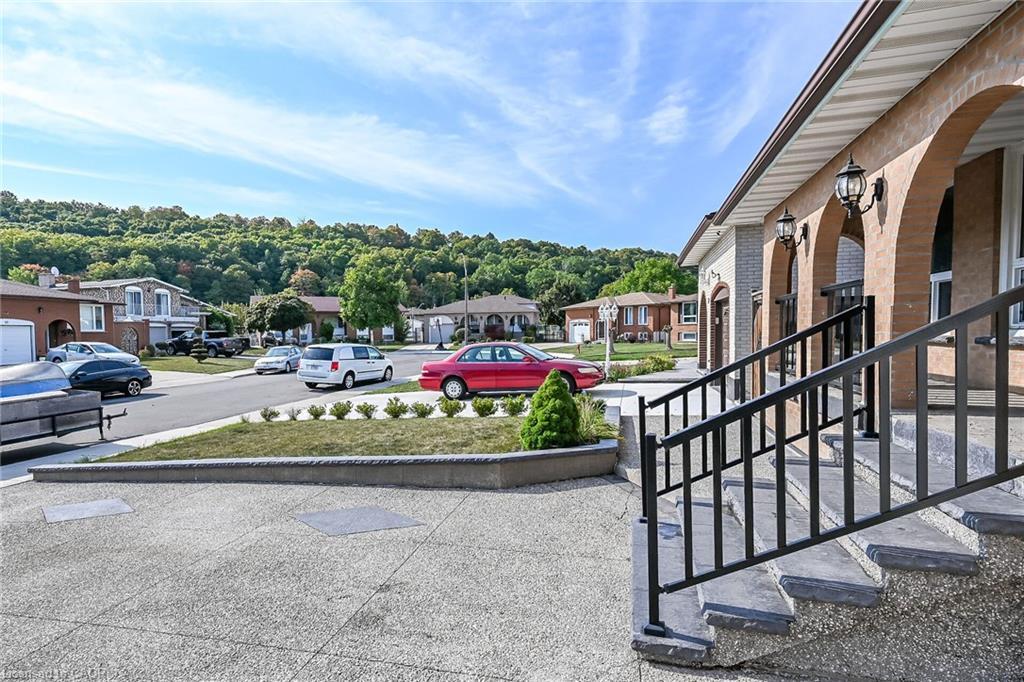 28 Tara Court, Hamilton, ON - Outdoor