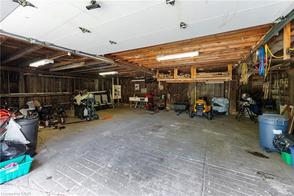5400 North Service Road, Beamsville, ON - Indoor Photo Showing Garage