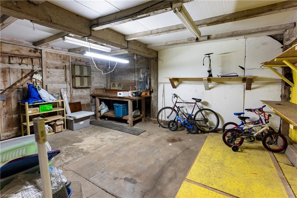 5400 North Service Road, Beamsville, ON - Indoor Photo Showing Garage