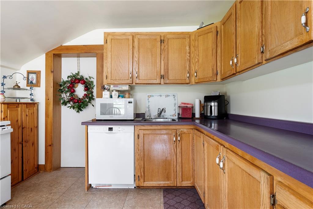 5400 North Service Road, Beamsville, ON - Indoor Photo Showing Kitchen