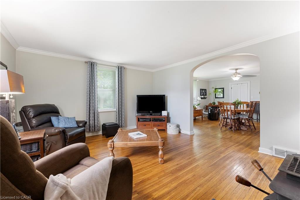 5400 North Service Road, Beamsville, ON - Indoor Photo Showing Living Room