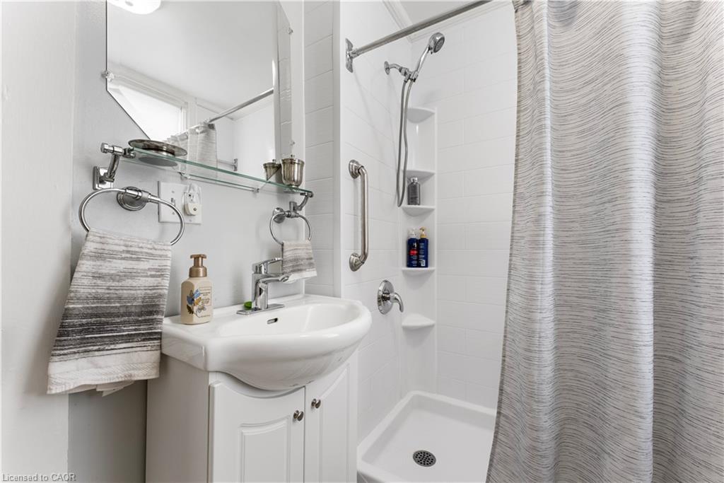 5400 North Service Road, Beamsville, ON - Indoor Photo Showing Bathroom