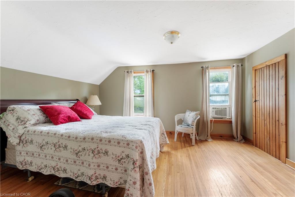 5400 North Service Road, Beamsville, ON - Indoor Photo Showing Bedroom