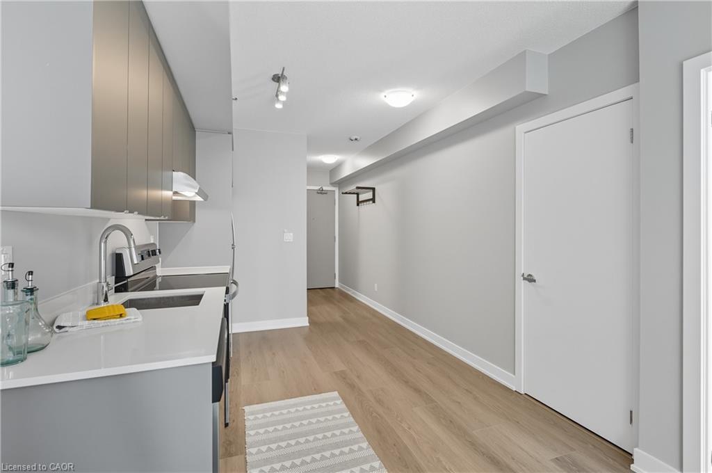 B602-3200 Dakota Common, Burlington, ON - Indoor Photo Showing Kitchen