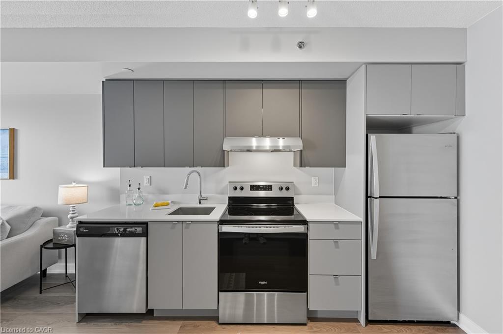 B602-3200 Dakota Common, Burlington, ON - Indoor Photo Showing Kitchen