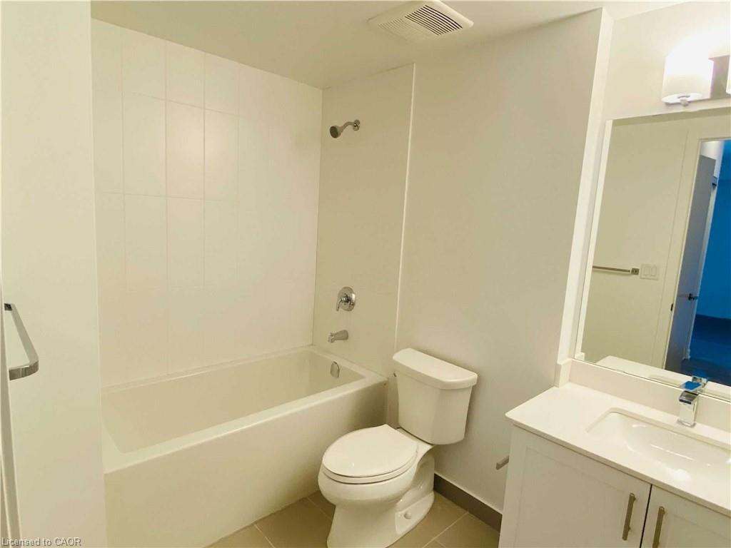 213-550 North Service Road, Grimsby, ON - Indoor Photo Showing Bathroom
