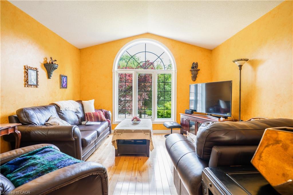 40 Balsam Street, Welland, ON - Indoor Photo Showing Living Room