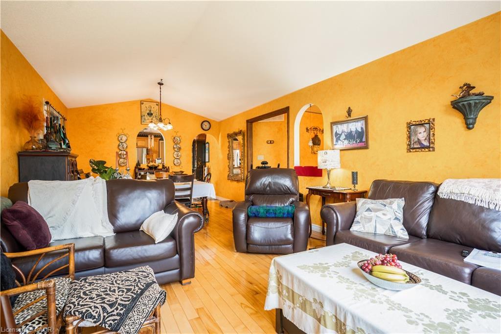40 Balsam Street, Welland, ON - Indoor Photo Showing Living Room