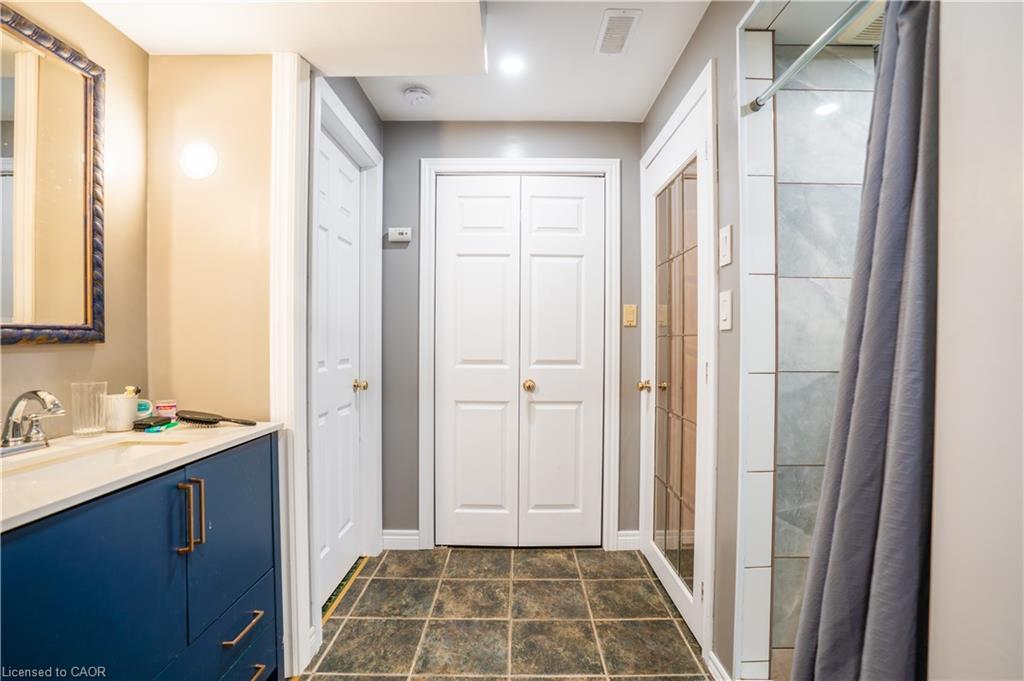 40 Balsam Street, Welland, ON - Indoor Photo Showing Bathroom