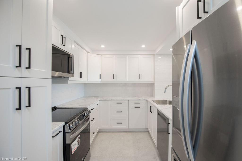 210-495 Highway 8, Stoney Creek, ON - Indoor Photo Showing Kitchen With Upgraded Kitchen