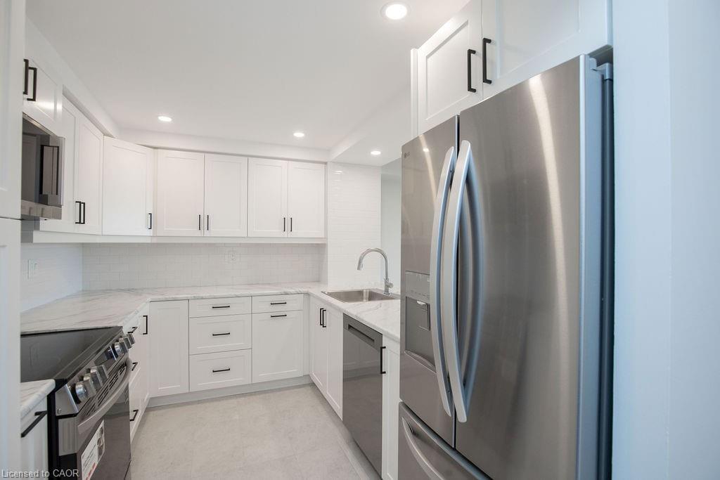 210-495 Highway 8, Stoney Creek, ON - Indoor Photo Showing Kitchen With Upgraded Kitchen