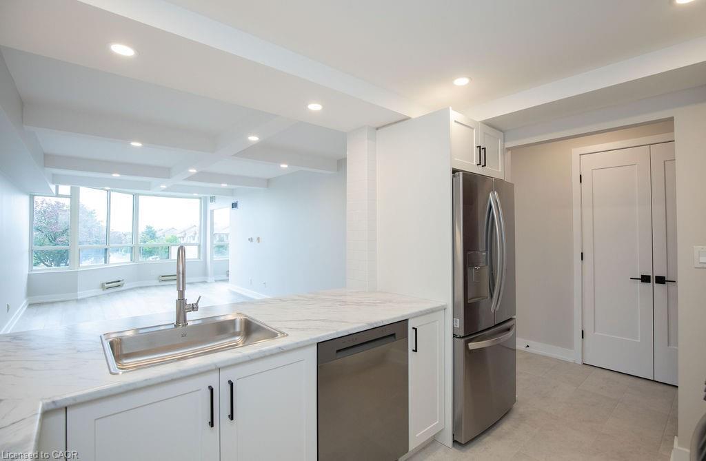 210-495 Highway 8, Stoney Creek, ON - Indoor Photo Showing Kitchen