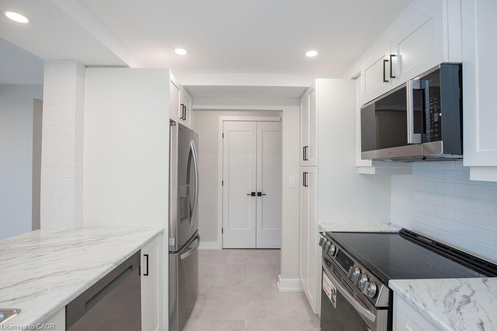 210-495 Highway 8, Stoney Creek, ON - Indoor Photo Showing Kitchen With Upgraded Kitchen