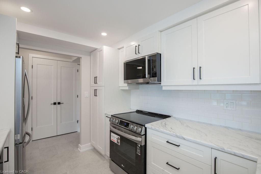 210-495 Highway 8, Stoney Creek, ON - Indoor Photo Showing Kitchen