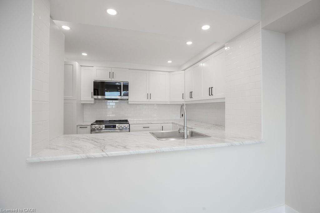 210-495 Highway 8, Stoney Creek, ON - Indoor Photo Showing Kitchen With Double Sink With Upgraded Kitchen