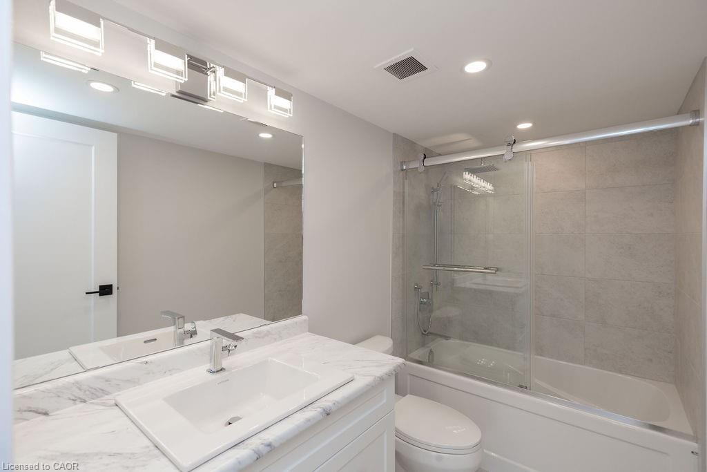 210-495 Highway 8, Stoney Creek, ON - Indoor Photo Showing Bathroom