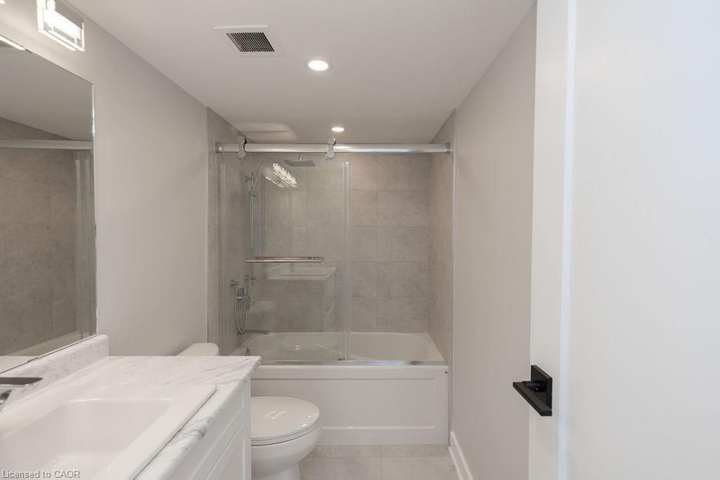 210-495 Highway 8, Stoney Creek, ON - Indoor Photo Showing Bathroom