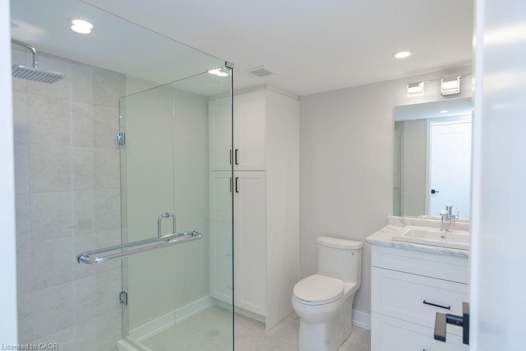 210-495 Highway 8, Stoney Creek, ON - Indoor Photo Showing Bathroom