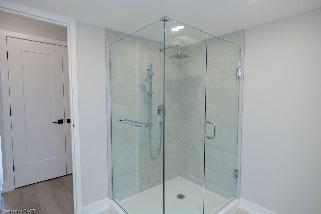 210-495 Highway 8, Stoney Creek, ON - Indoor Photo Showing Bathroom