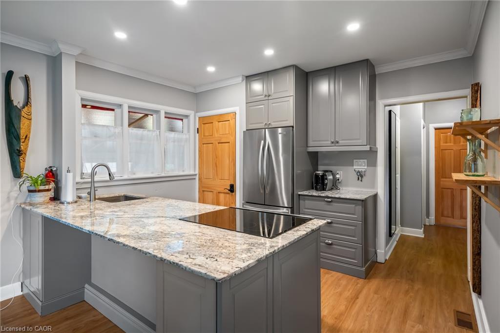 5201 Valley Way, Niagara Falls, ON - Indoor Photo Showing Kitchen With Upgraded Kitchen