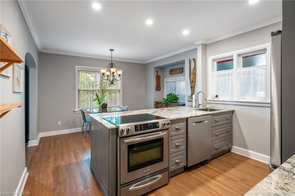 5201 Valley Way, Niagara Falls, ON - Indoor Photo Showing Kitchen