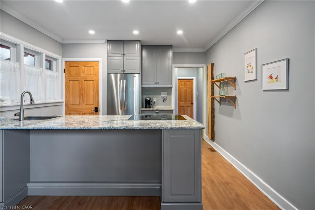 5201 Valley Way, Niagara Falls, ON - Indoor Photo Showing Kitchen With Upgraded Kitchen
